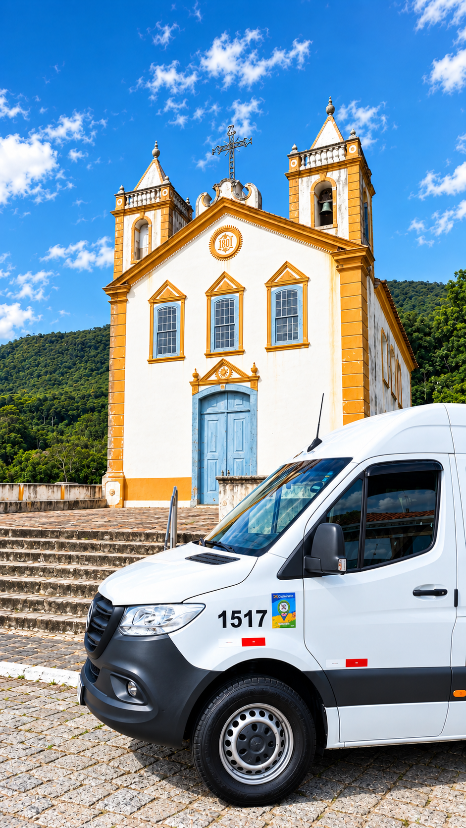 Parte frontal da van branca da Edu Tur SC diante de uma construção histórica e área verde.